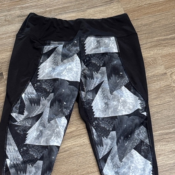 Stylish Black and Gray Women’s Capri Leggings - Picture 2 of 4